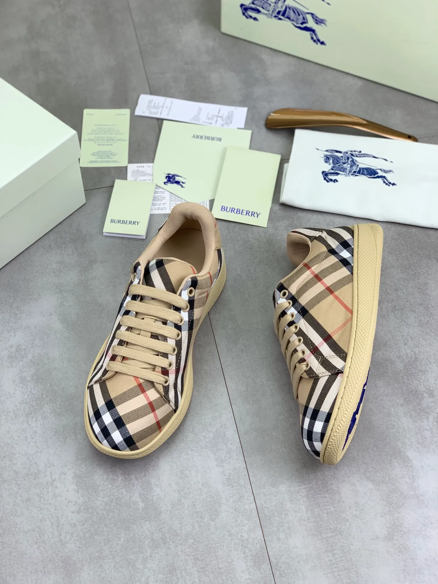 Factory price P580 [BURBERRY] Burberry - High-end quality original order - Upper: imported 🔝 original material - Lining: cowhide lining, feet; water-dyed cowhide - Outsole: ultra-light TPR rubber; two-color molded outsole - Super high quality control · Fine workmanship: highlighted (high-end, extravagance, grade) -Size: 38-46 (Male 38 46 can be customized) · Color: 4️⃣ colors available